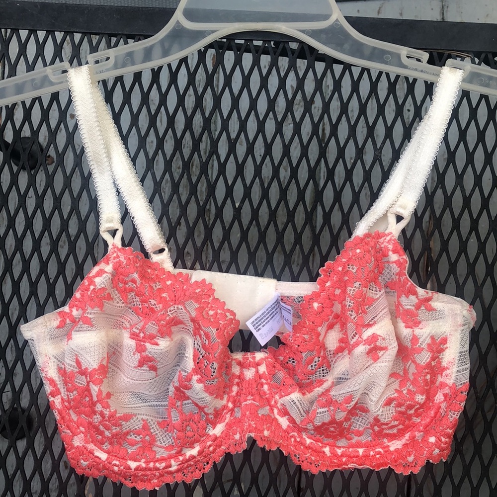 Wacoal Embrace Lace Underwire Bra Pink and White Floral 34D